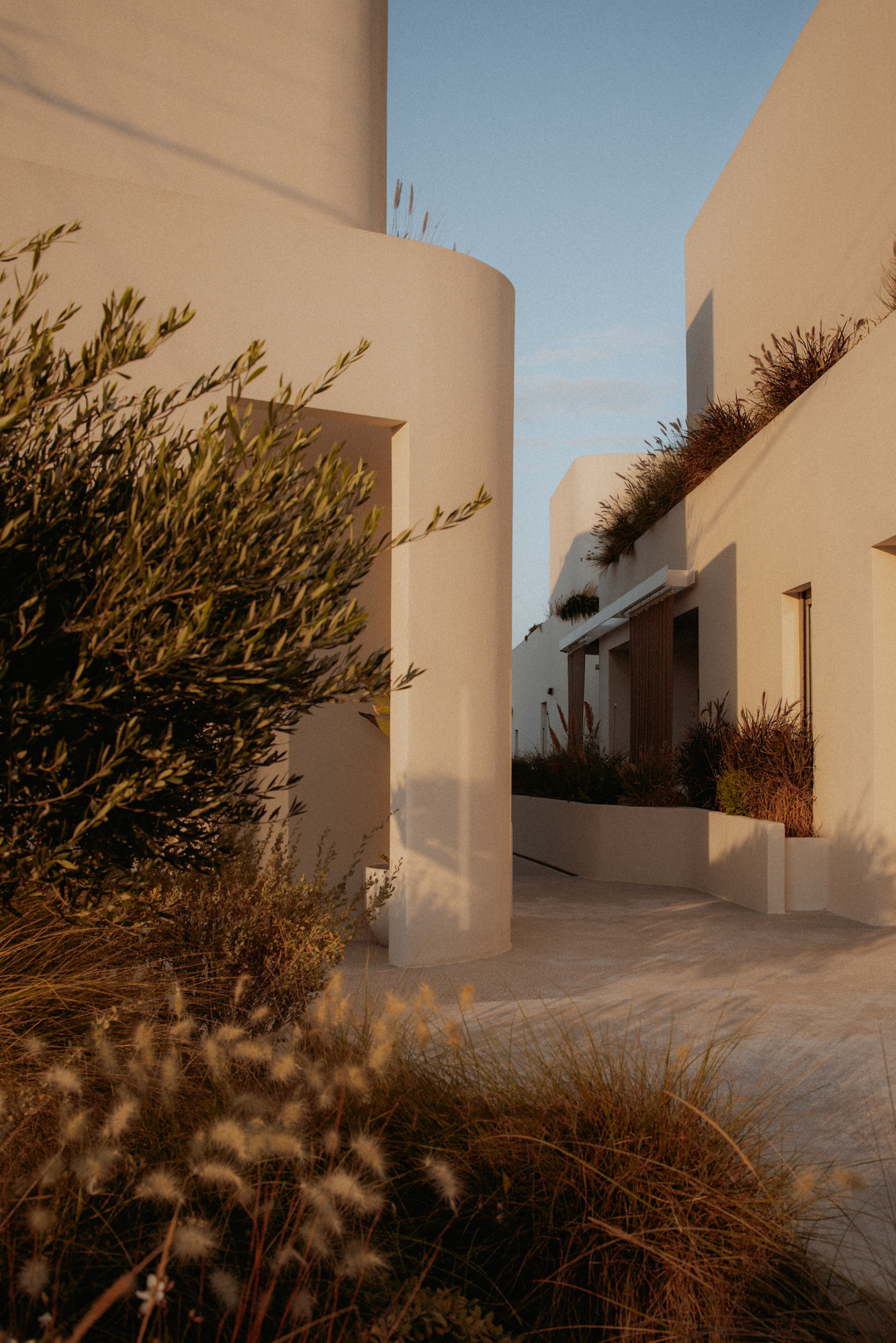 grecka architektura nowoczesna White Pebble Suits Milos