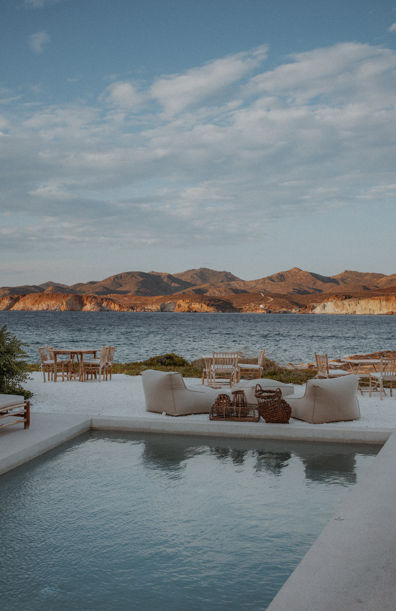Grecki chill White Pebble Suits Milos