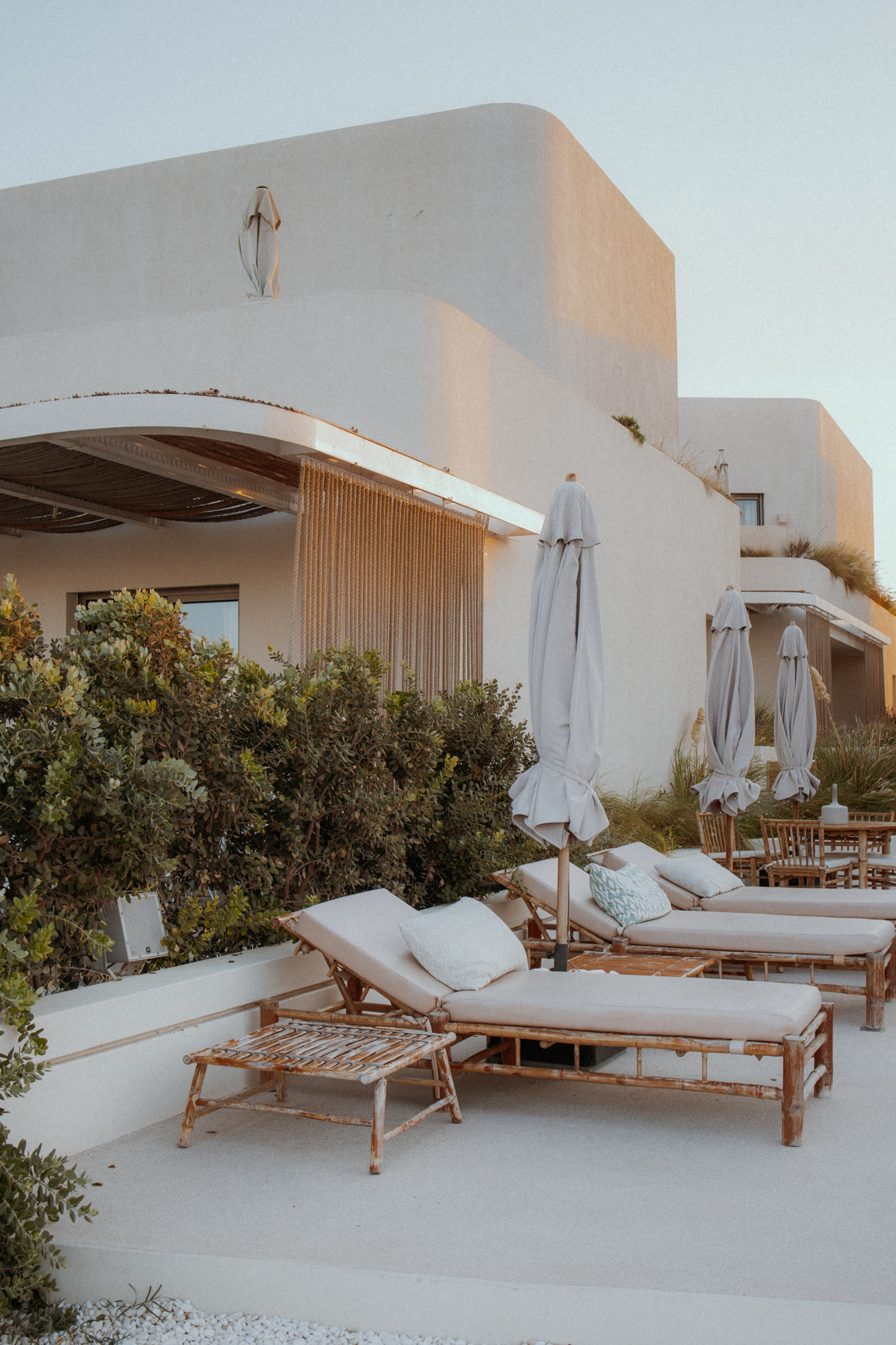 Leżaki parasole plażowe w White Pebble Suits Milos