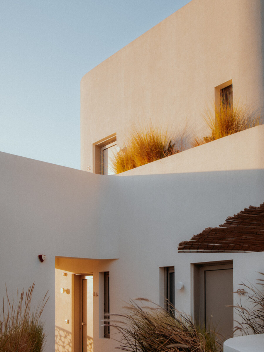 grecka architektura nowoczesna White Pebble Suits Milos trawy na balkonie widok boczny