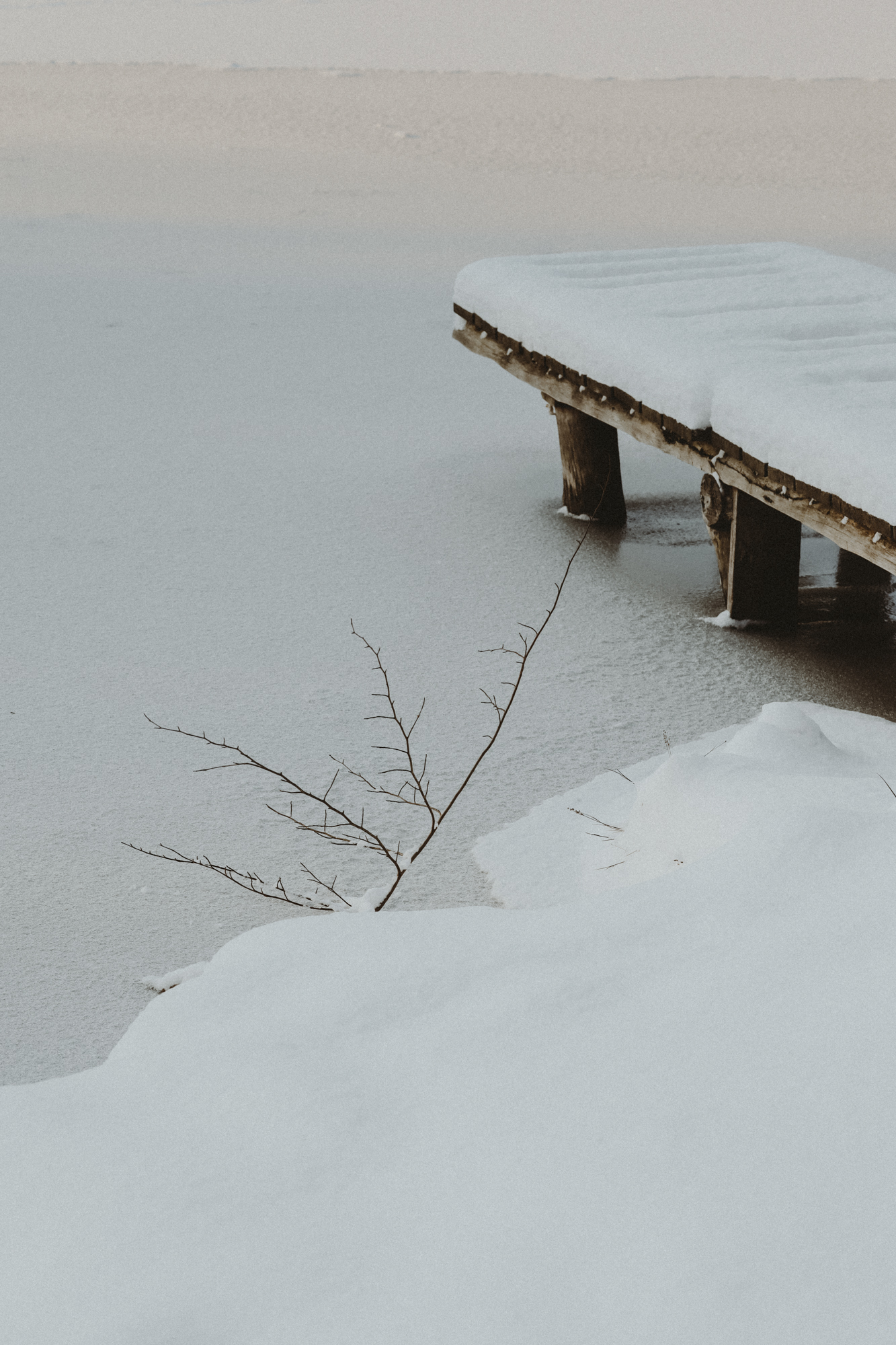 Pomost pod śniegiem Czapy śniegowe