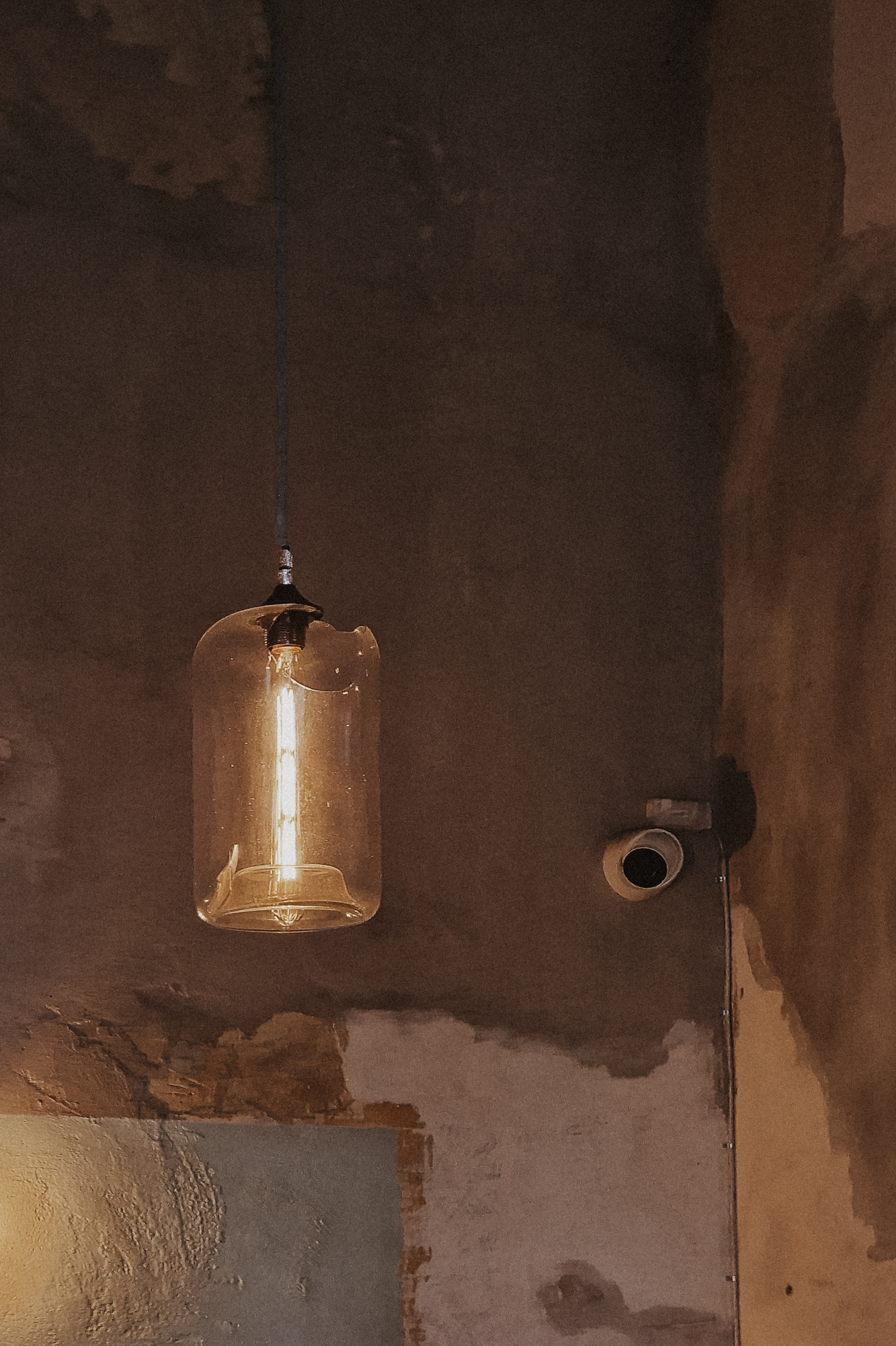 Lampa i ściana wabi sabi