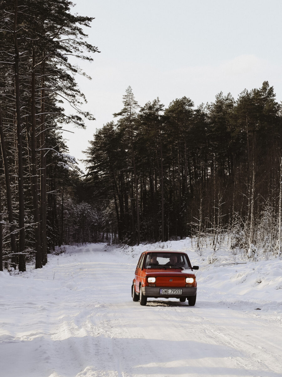 Zima w lesie, Lasy Piaśnickie, winterland, Fiat 126p, maluch, czerwony fiat, retro auto