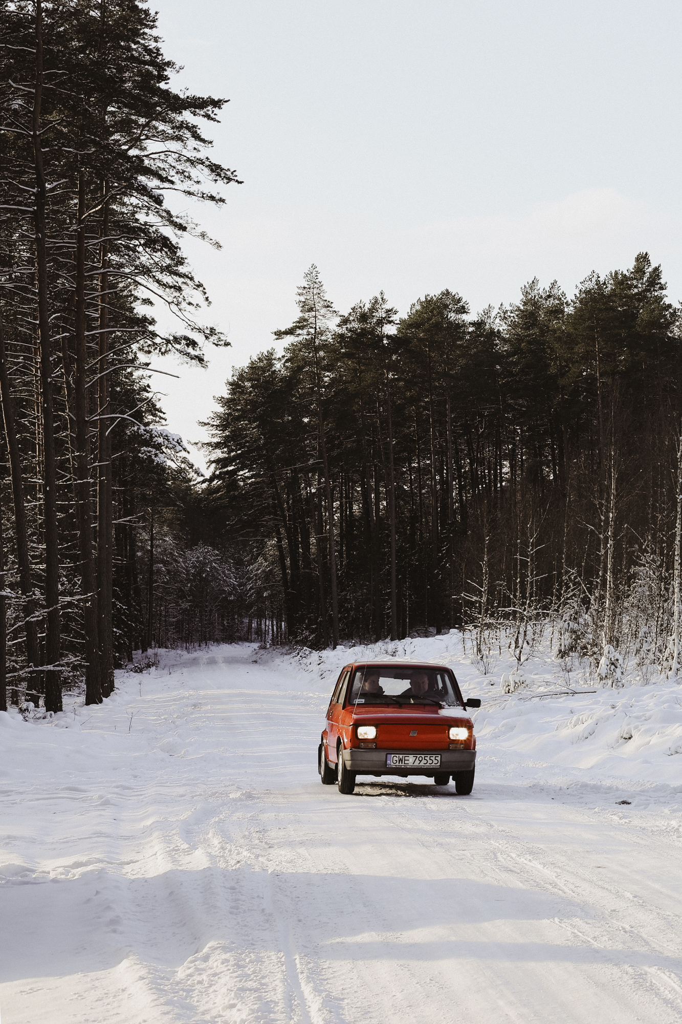 Zima w lesie, Lasy Piaśnickie, winterland, Fiat 126p, maluch, czerwony fiat, retro auto
