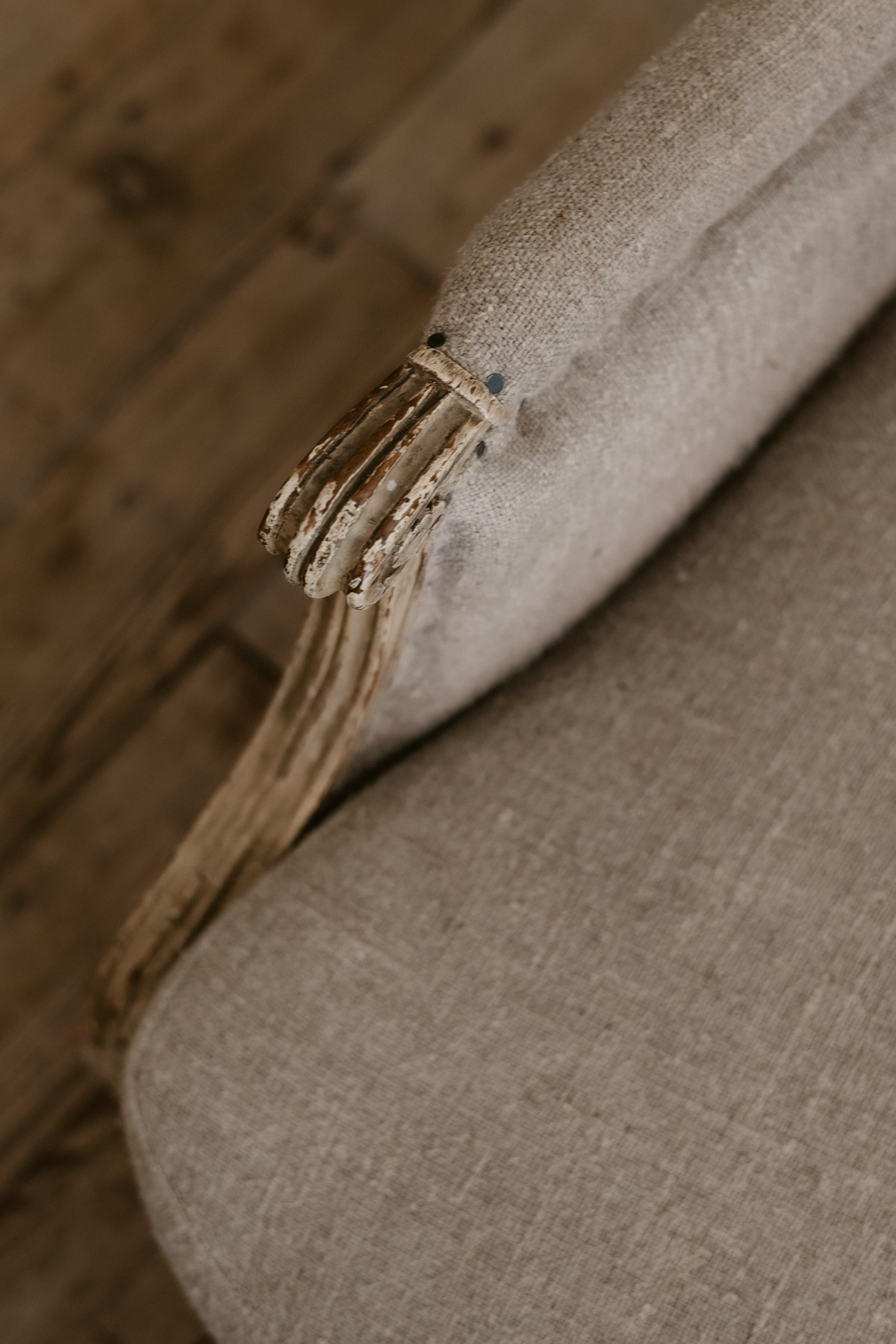 Lniany fotel vintage detal